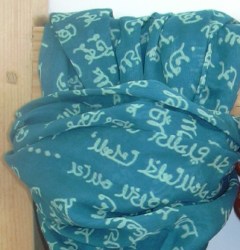 Sciarpa in cotone con poema di Tagore